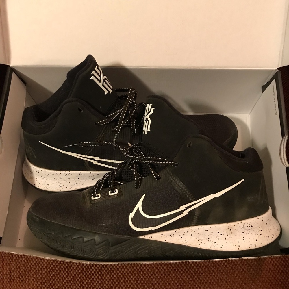Nike Kyrie Flytrap IV Basketball shoes